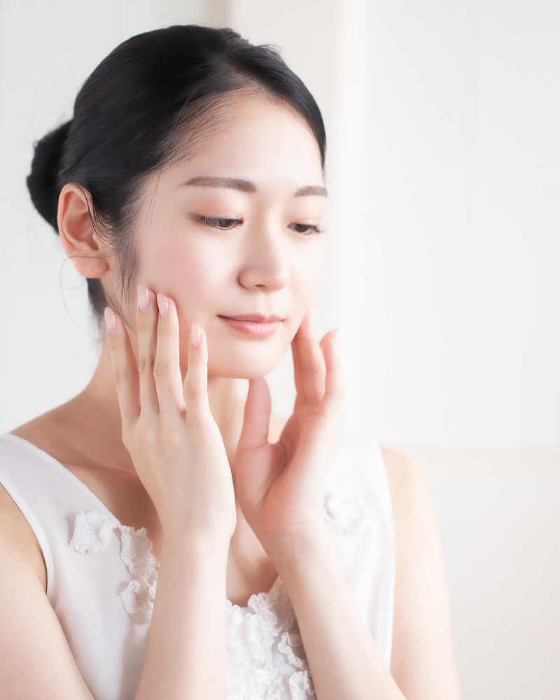 スキンケアをする女性